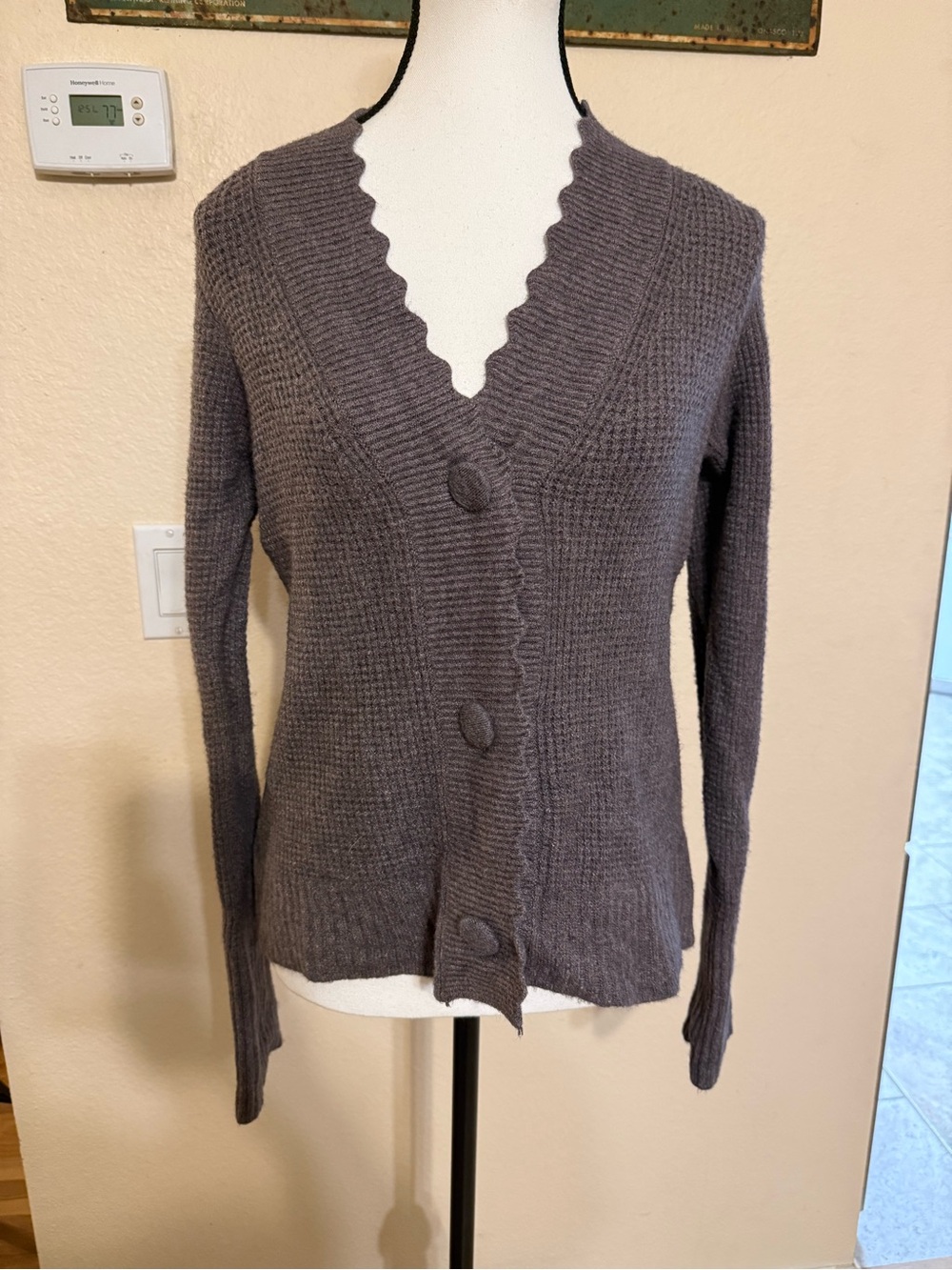 Cyrus Women's Gray Scallop-Trim Knit V-Neck Cardigan XS Large Buttons